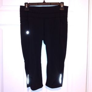 Athleta crop Capri leggings reflective details Small